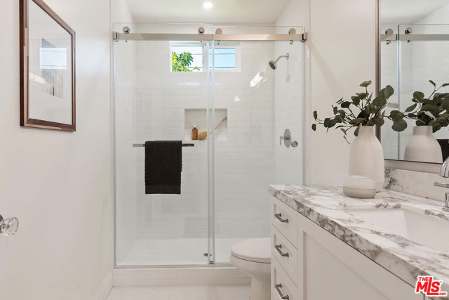 913 N Clybourn Avenue, Burbank CA: https://media.crmls.org/mediaz/8f504d7d-0278-4f47-bd18-5acb12b3a13e.jpg