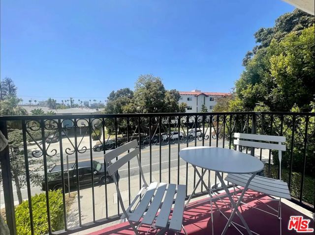 1111 11th Street, Santa Monica CA: https://media.crmls.org/mediaz/8f508ae0-b4e7-4797-89fa-70e68c0cec4e.jpg