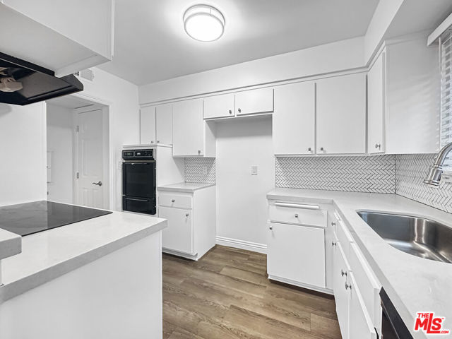 817 E Nutwood Street, Inglewood CA: https://media.crmls.org/mediaz/8f517e15-8942-4862-b1d8-b454cec1f82e.jpg