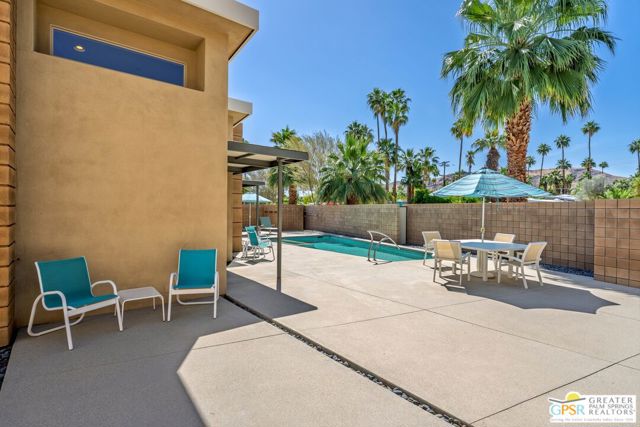 941 Oceo Circle, Palm Springs CA: https://media.crmls.org/mediaz/8f519dc8-8729-4703-a753-848842586a18.jpg