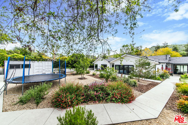 1865 El Monte Drive, Thousand Oaks CA: https://media.crmls.org/mediaz/8f51fc7d-73f7-4acf-9e1e-2a7161b9cabb.jpg