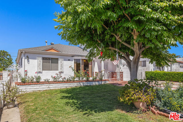 2101 N Almadale Avenue, Los Angeles CA: https://media.crmls.org/mediaz/8f52414f-f58e-4301-b581-460a99bb2441.jpg