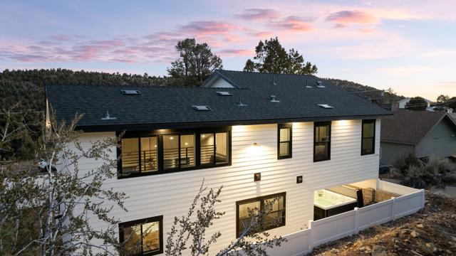 47145 Skyview Drive, Big Bear CA: https://media.crmls.org/mediaz/8f53e68a-b1b0-430b-8df7-7d143943a059.jpg