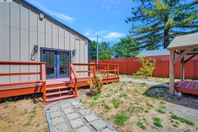 3920 Gravenstein Hwy, Sebastopol CA: https://media.crmls.org/mediaz/8f54e09d-fa5a-4c38-8d2c-45529b13bd63.jpg