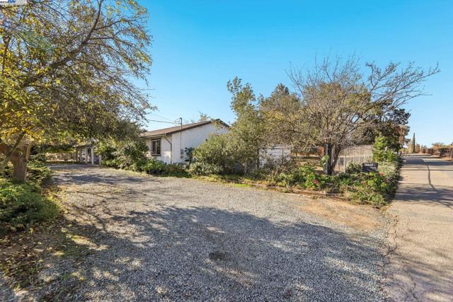 4807 Live Oak Ave, Oakley CA: https://media.crmls.org/mediaz/8f55d5f7-7682-4a1b-818c-db076b9dad74.jpg