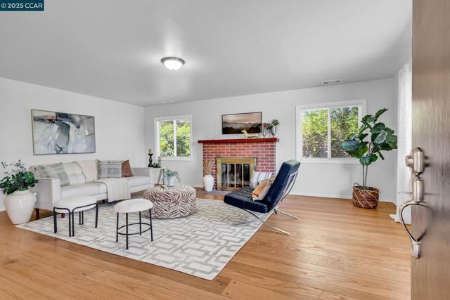 280 Sierra Dr, Walnut Creek CA: https://media.crmls.org/mediaz/8f565950-c723-4771-8ac1-2048082a86c6.jpg