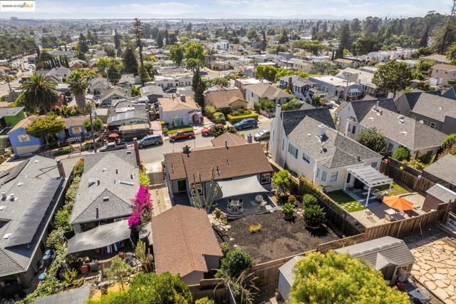6238 Majestic Ave, Oakland CA: https://media.crmls.org/mediaz/8f56f24d-3f4f-4640-b86c-eabde4c3cf0e.jpg