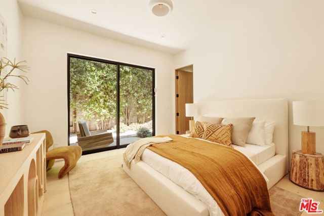 636 N Laurel Avenue, Los Angeles CA: https://media.crmls.org/mediaz/8f57287a-d3ae-4853-95e2-19ea0bdba2ea.jpg