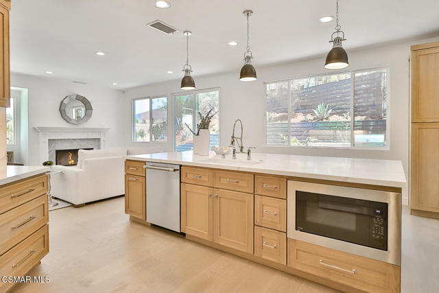 3327 Olivegrove Place, Thousand Oaks CA: https://media.crmls.org/mediaz/8f57b614-5019-4d2e-9dd3-6ab42daa05b9.jpg