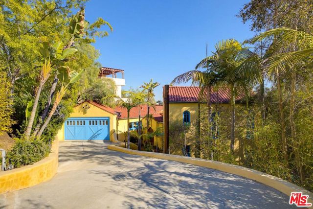 4778 Cromwell Avenue, Los Angeles CA: https://media.crmls.org/mediaz/8f57bd78-e073-4419-bb37-d4a7606850f8.jpg