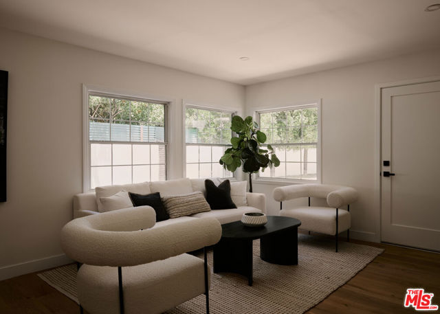 5271 Woodlake Avenue, Woodland Hills CA: https://media.crmls.org/mediaz/8f583f4f-f6d2-4e39-8c41-5d843afc9784.jpg