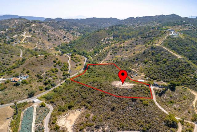 27 Daily Road, Fallbrook CA: https://media.crmls.org/mediaz/8f589500-e53d-4427-b35a-927e9ba5a328.jpg