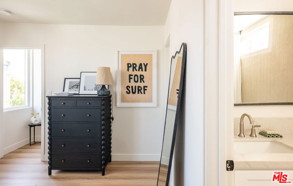 https://media.crmls.org/mediaz/8f589b26-2b76-4ede-bc3c-2f65adecb67d.jpg?preset=X-Large