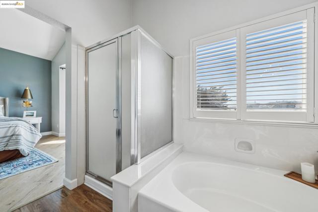 3 Harbor View Dr, Richmond CA: https://media.crmls.org/mediaz/8f59a53d-cdb9-4517-97f1-cd22cd01e27f.jpg
