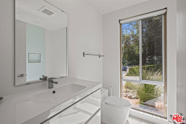 4207 Michelangelo Avenue, Woodland Hills CA: https://media.crmls.org/mediaz/8f5c0526-ac62-4e55-a740-c1f144714506.jpg