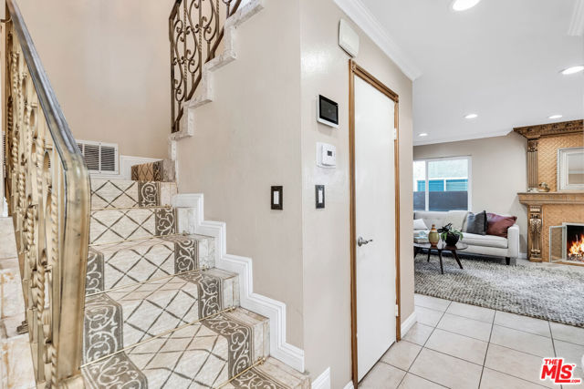 8333 Topeka Drive, Northridge CA: https://media.crmls.org/mediaz/8f5c7e53-7abc-47cc-b686-33541272c94f.jpg