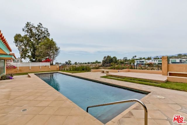 401 Alma Real Drive, Pacific Palisades CA: https://media.crmls.org/mediaz/8f5c9afc-6929-4a8e-97bc-75df71687993.jpg