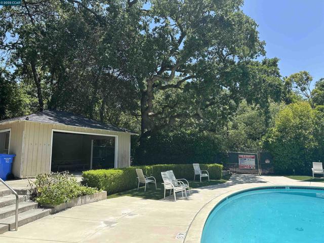68 Terrace Rd, Walnut Creek CA: https://media.crmls.org/mediaz/8f5d283e-390a-4664-a20d-6647dde2ced6.jpg