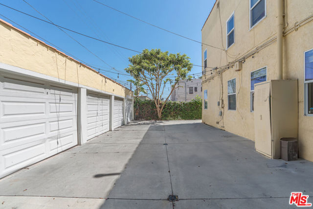 458 N Genesee Avenue, Los Angeles CA: https://media.crmls.org/mediaz/8f5d29cb-184c-4b0f-9d17-cbfcdda36af8.jpg