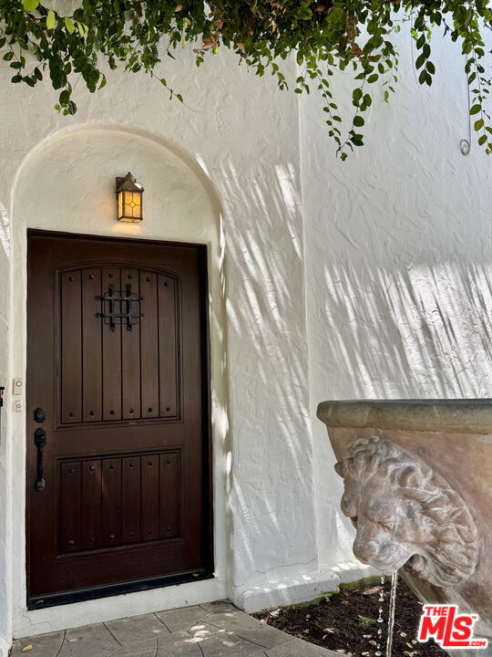 6233 W 6th Street, Los Angeles CA: https://media.crmls.org/mediaz/8f5da671-4654-48f3-b303-db6442f3f3c3.jpg