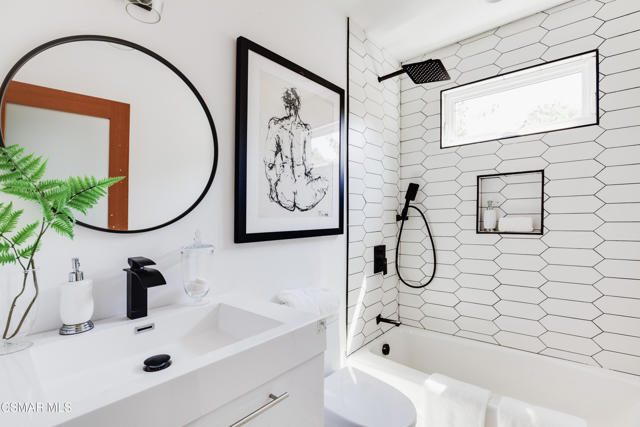 14322 W Collins Street, Sherman Oaks CA: https://media.crmls.org/mediaz/8f5e8626-472f-4e93-a0bc-716dd5f2f90f.jpg