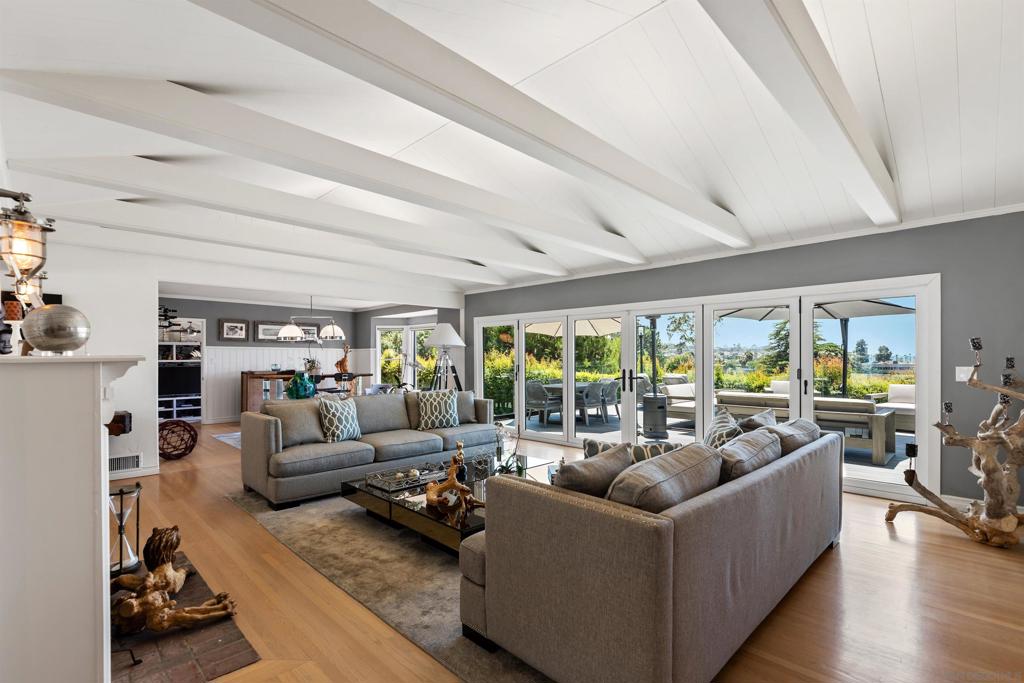 https://media.crmls.org/mediaz/8f5e9d53-0a1c-41bf-a86e-0b9f89aebea6.jpg?preset=X-Large