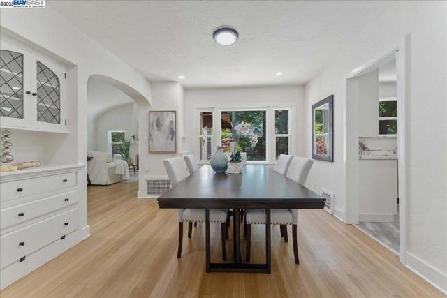 405 Kingsley Ave, Palo Alto CA: https://media.crmls.org/mediaz/8f5ed85b-db89-4cac-ae92-83d37807e8d3.jpg