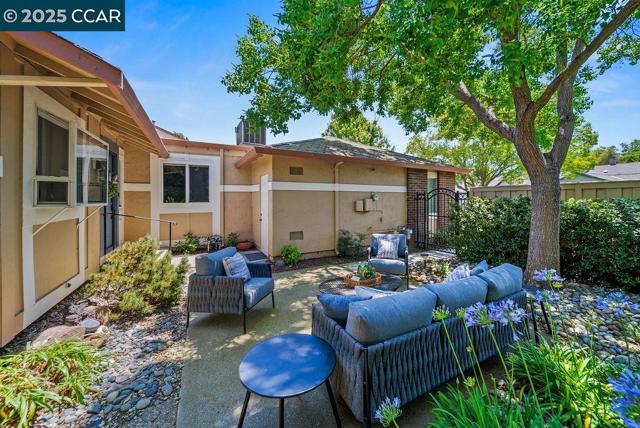 672 Savoy Ct, Walnut Creek CA: https://media.crmls.org/mediaz/8f626eed-1d7c-44ef-aa30-912eddeb4757.jpg
