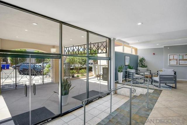 1021 Scott St, San Diego CA: https://media.crmls.org/mediaz/8f62718f-18fc-470f-a228-70a1ba9600fc.jpg