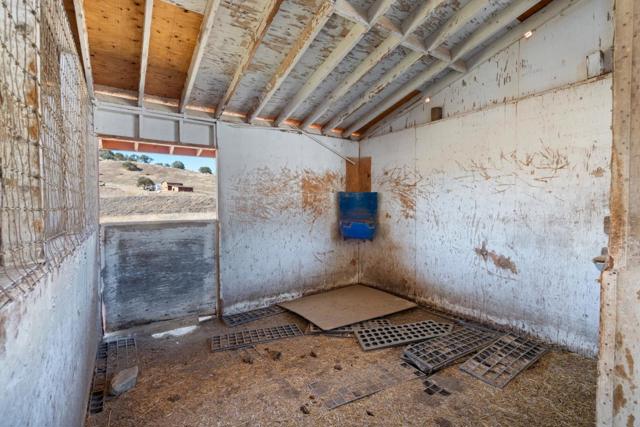 20101 Panoche Road, Paicines CA: https://media.crmls.org/mediaz/8f62e4a1-31c3-442f-8e36-11f50fe50464.jpg