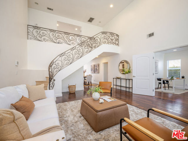 5417 Allott Avenue, Sherman Oaks CA: https://media.crmls.org/mediaz/8f6399fc-3048-4370-a99b-c7350f96bf3f.jpg