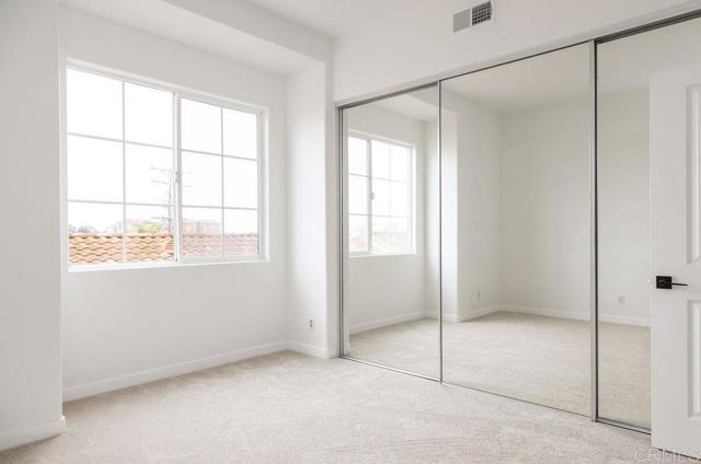4080 Front St, Mission Hills (San Diego) CA: https://media.crmls.org/mediaz/8f64b850-6424-4895-8a5e-ef6798f4ae02.jpg