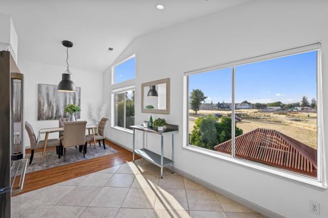 9082 Spencer Court, Gilroy CA: https://media.crmls.org/mediaz/8f64fe06-4082-40a4-8d8c-3ac79d3a32d5.jpg