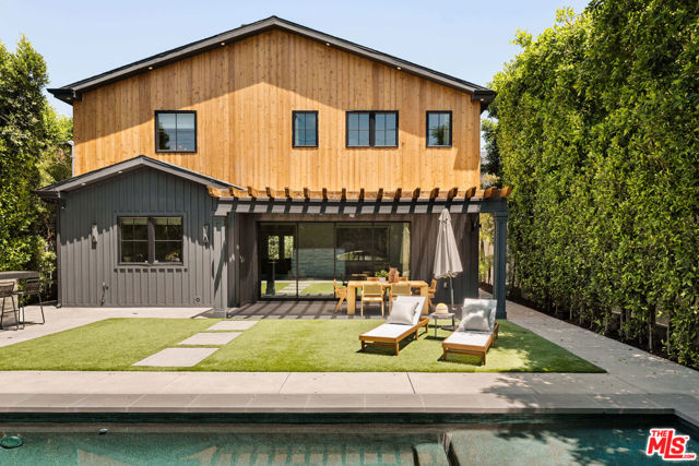 4447 Farmdale Avenue, Studio City CA: https://media.crmls.org/mediaz/8f652cec-13bc-49a3-82f9-b1aa0644e5ee.jpg