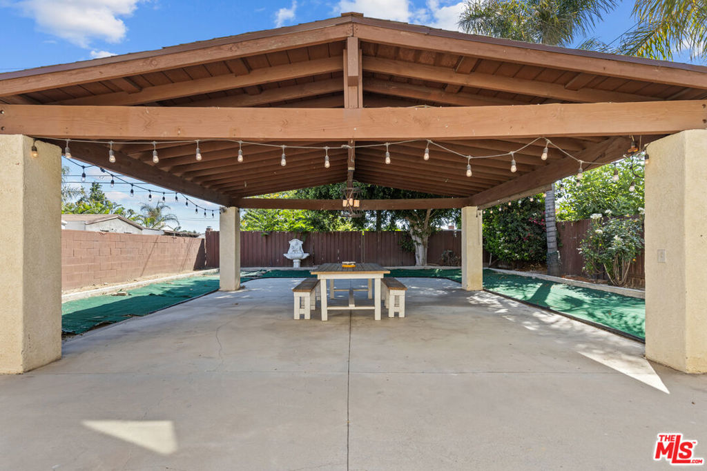 https://media.crmls.org/mediaz/8f65f255-7ccb-4189-b1e9-1c83d87ebcbd.jpg?preset=X-Large