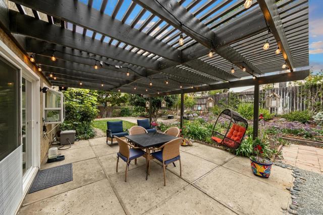 1554 Traveld Way, Encinitas CA: https://media.crmls.org/mediaz/8f65f7e2-bbab-4896-b24d-1bb365758844.jpg