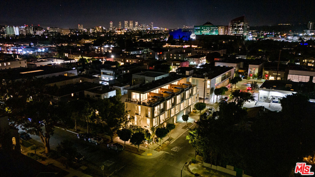 https://media.crmls.org/mediaz/8f661d7b-6eda-4888-afc8-c2ce555bf3f6.jpg?preset=X-Large