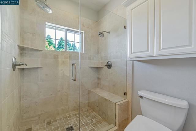 631 La Vista Rd, Walnut Creek CA: https://media.crmls.org/mediaz/8f678514-8221-4c00-8184-3159f98566c4.jpg
