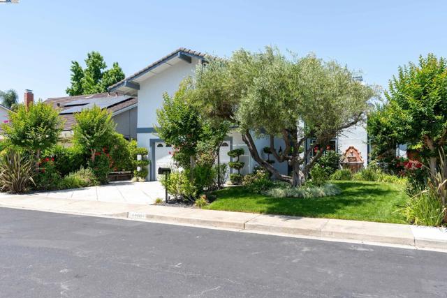 4406 Sugarland Ct, Concord CA: https://media.crmls.org/mediaz/8f68413c-ce34-4dd6-9d17-c3b7d28a883a.jpg