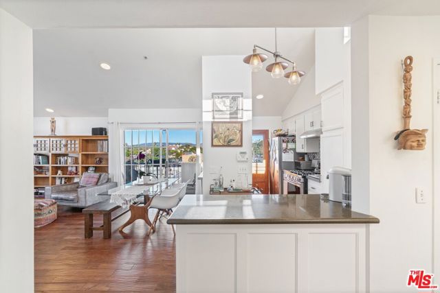 12311 Pacific Avenue, Los Angeles CA: https://media.crmls.org/mediaz/8f685379-b9cc-4655-bcbc-7e5583f222af.jpg