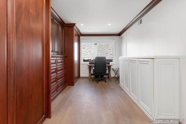 270 Surfview Ct, Del Mar CA: https://media.crmls.org/mediaz/8f686e8a-6850-4e7b-a030-9b0999789c83.jpg