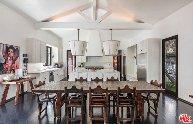 820 N Roxbury Drive, Beverly Hills CA: https://media.crmls.org/mediaz/8f687616-f201-4159-a0ae-122d845e3f33.jpg