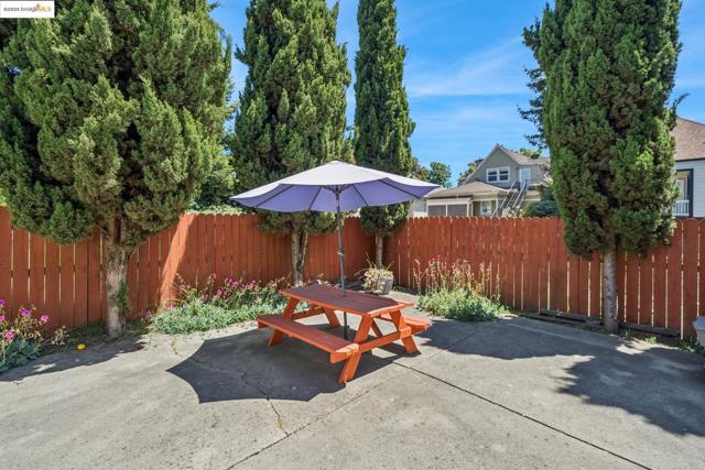 557 33Rd St, Oakland CA: https://media.crmls.org/mediaz/8f68dea4-0000-461f-9a68-1a0fc86c6072.jpg