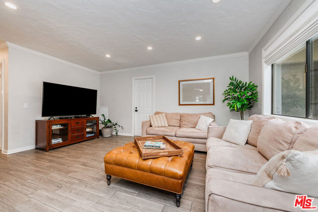 24417 Clipstone Street, Woodland Hills CA: https://media.crmls.org/mediaz/8f69047a-44f9-4845-900a-04d70cf9397f.jpg