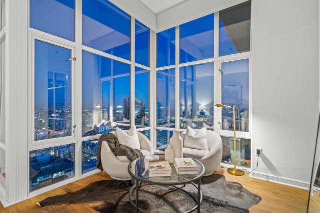 550 Front St, San Diego CA: https://media.crmls.org/mediaz/8f693cbc-a1d5-42f4-88ed-71915516fd99.jpg