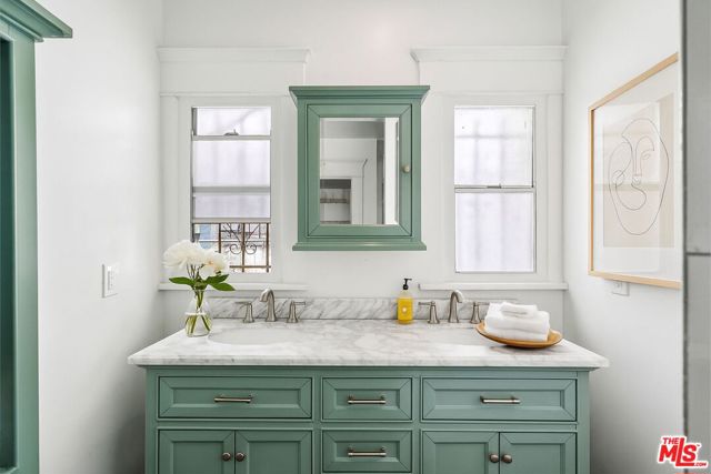 5342 Lemon Grove Avenue, Los Angeles CA: https://media.crmls.org/mediaz/8f695801-0569-4f48-9e77-6b737abc8d99.jpg