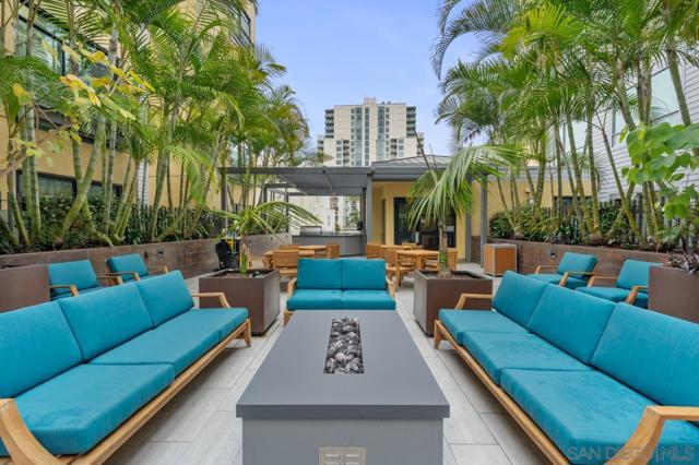 889 Date St, San Diego CA: https://media.crmls.org/mediaz/8f6982c2-72d9-43a2-adf0-2c7cc94e0a15.jpg