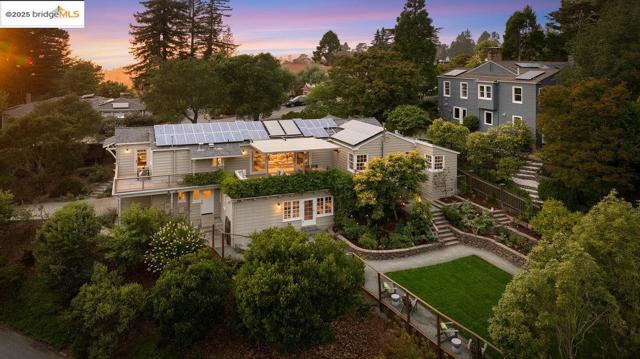 6452 Ascot Dr, Oakland CA: https://media.crmls.org/mediaz/8f6a6f01-d31d-4f35-9be4-295acad41f8a.jpg