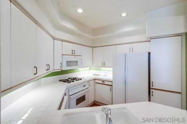 12079 Tivoli Park Row, San Diego CA: https://media.crmls.org/mediaz/8f6b515c-9bb5-45ac-891c-59e425313ded.jpg
