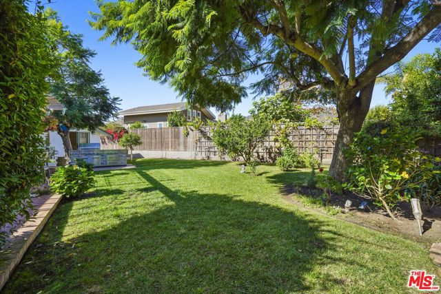 6052 Merritt Drive, Malibu CA: https://media.crmls.org/mediaz/8f6b5f9f-824e-40f8-97f0-f87280a06b66.jpg